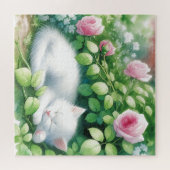 Schattigee witte kitten napping onder rozenstruik legpuzzel (Horizontaal)