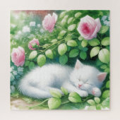 Schattigee witte kitten napping onder rozenstruik legpuzzel (Verticaal)