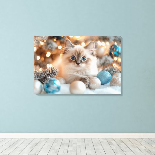 Schattigee witte kitten viert kerst canvas afdruk (Insitu (Houten vloer))