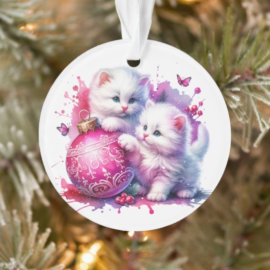 Schattigee Witte Kittens Spelen met Roze Kerst Ornament (Boom)