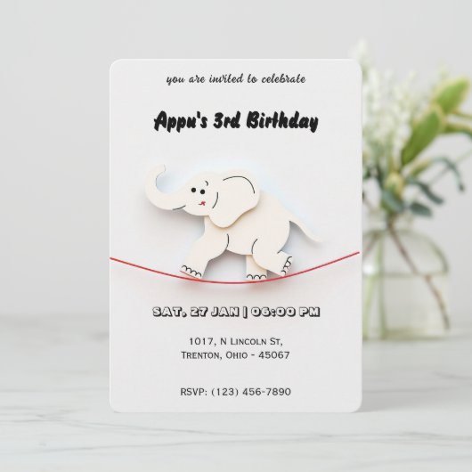 Schattigee witte olifant balanceren op touw gepers kaart (Staand voorkant)