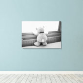 Schattigee witte teddybeer kijkt uit het raam canvas afdruk (Insitu (Houten vloer))