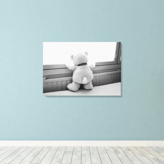 Schattigee witte teddybeer kijkt uit het raam canvas afdruk (Insitu (Houten vloer))