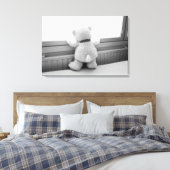 Schattigee witte teddybeer kijkt uit het raam canvas afdruk (Insitu (Slaapkamer))