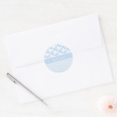 Schattigee wolken en strepen ronde sticker (Envelop)