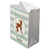 Schattigee Woodland Deer; Sage Green Stripes Medium Cadeauzakje (Voorkant Gekanteld)