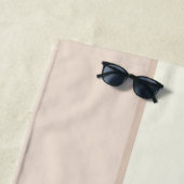 Schattigee Yoga Vrouw In Boom Pose Strandlaken (In situ)