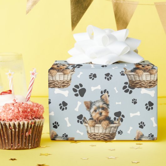 Schattigee Yorkie Puppy in Basket Paw Print Cadeaupapier (Verjaardagsfeest)
