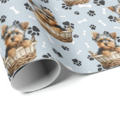 Schattigee Yorkie Puppy in Basket Paw Print Cadeaupapier (Rol Hoek)