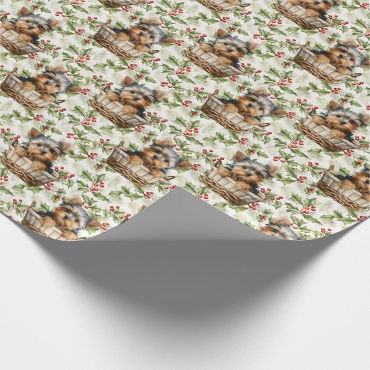 Schattigee Yorkie puppy in mand kerst Holly Cadeaupapier (Hoek)