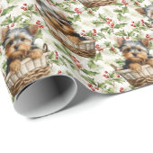 Schattigee Yorkie puppy in mand kerst Holly Cadeaupapier (Rol Hoek)