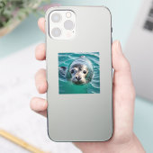 Schattigee zeehond die zijn hoofd uit het water st sticker (Telefoon)