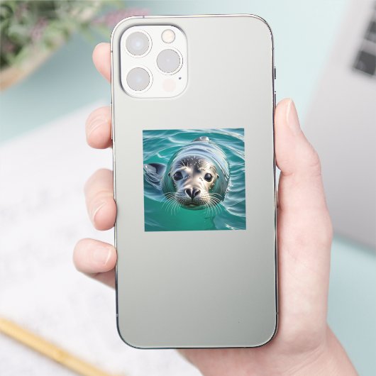 Schattigee zeehond die zijn hoofd uit het water st sticker (Telefoon)