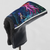 Schattigee zeemeermin kijkt naar de prachtige kwal golfheadcover (3/4 voorkant)