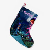 Schattigee zeemeermin kijkt naar de prachtige kwal kleine kerstsok (Voorkant (Hangend))