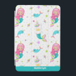 Schattigee zeemeermin strand meisje gepersonalisee iPad mini cover<br><div class="desc">Schattige zeemeermin en oceaannarwal kinder iPad-hoesje met een schattig strandmeisjespatroon. Beschikt over een  roze haarzeemeermin en een prachtige eenhoorn zeemeermin zwemmen met narwals. Girly iPad-hoes voor je basisschoolkind.</div>