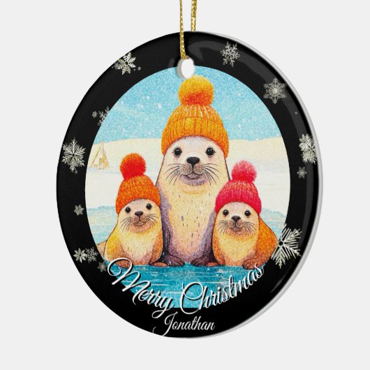 Schattigee zegels met gebreid pet Kerstillustratie Keramisch Ornament (Links)