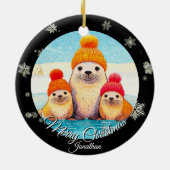 Schattigee zegels met gebreid pet Kerstillustratie Keramisch Ornament (Achterkant)