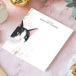 Schattigee zwart-witte Tuxedo Cat gepersonaliseerd Notitieblok<br><div class="desc">Show je katachtige vriend af met dit schattige, gepersonaliseerde notitieblok. Een charmante illustratie van een zwart-witte smoking kat glundert uit de linker benedenhoek. Het strakke, minimalistische ontwerp legt de focus op het schattige kat. Voeg uw aangepaste tekst toe aan creëer, een uniek en puur praktisch notitieblok. Geweldig voor kattenliefhebbers, takenlijsten...</div>