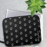 Schattigee zwarte en grijze Pet Paw Print Laptop M Laptop Sleeve<br><div class="desc">Mijn zwarte kat loopt de hele tijd over mijn laptop en hoe vaak ik haar ook vraag het niet te doen,  ze negeert me en loopt er toch overheen. Voeg jouw naam toe aan deze schattige paw print pattern laptop sleeve en laat je kat er ook overheen lopen.</div>