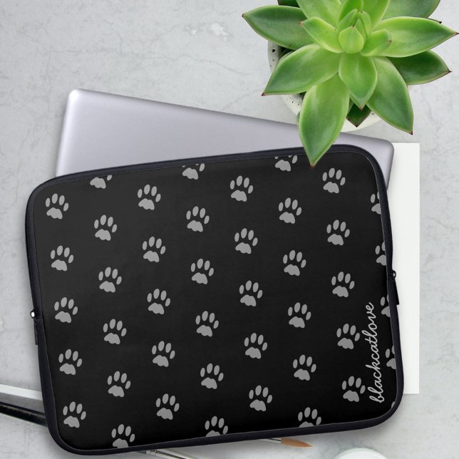 Schattigee zwarte en grijze Pet Paw Print Laptop M Laptop Sleeve (Add your name to this cute black & grey paw print laptop sleeve. Any thing for your cat to sit on)