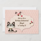 Schattigee zwarte en witte kitty op roze verjaarda kaart (Voorkant)