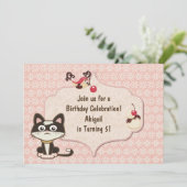 Schattigee zwarte en witte kitty op roze verjaarda kaart (Staand voorkant)
