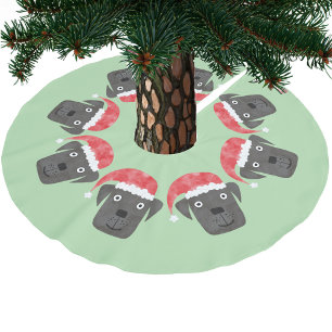 Schattigee zwarte hond in Santa Hat Kerstboom Rok