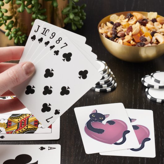 Schattigee zwarte kat die zich vasthoudt aan het g pokerkaarten (Insitu)