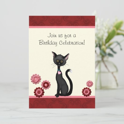 Schattigee zwarte kat en bloemen verjaardagsuitnod kaart (Staand voorkant)