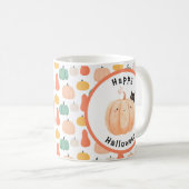 Schattigee zwarte kat gluren over een pompoen Hall Koffiemok (Voorkant rechts)