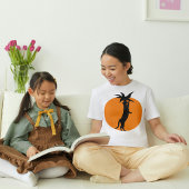 Schattigee zwarte kat in Oranje tomaat op witte tr T-shirt