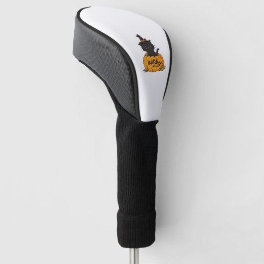 Schattigee zwarte kat in pompoen met heks pet, kaw golfheadcover (Schuin)