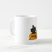 Schattigee zwarte kat in pompoen met heks pet, kaw koffiemok (Voorkant links)
