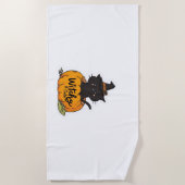 Schattigee zwarte kat in pompoen met heks pet, kaw strandlaken (Voorkant)