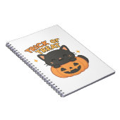 Schattigee zwarte kat in pompoen – Trick or treat  Notitieboek (Rechterzijde)