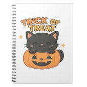 Schattigee zwarte kat in pompoen – Trick or treat  Notitieboek (Voorkant)