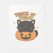 Schattigee zwarte kat met gloeiende groene ogen op fleece deken (Voorkant)