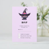 Schattigee zwarte kat met Pet van een heks RSVP Kaartje (Staand voorkant)