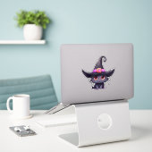 Schattigee zwarte kat met Pet van een heks Sticker (Laptop op bureau)