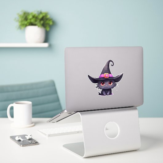 Schattigee zwarte kat met Pet van een heks Sticker (Laptop op bureau)