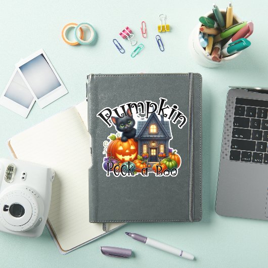 Schattigee zwarte kat met pompoen Peek-a-Boo Hallo Sticker (iPad Cover)