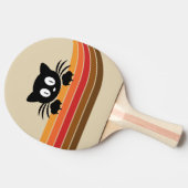 Schattigee zwarte kat met retro strepen tafeltennisbatje (Zijkant)
