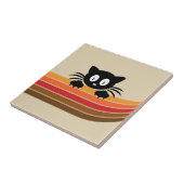 Schattigee zwarte kat met retro strepen tegeltje (Zijkant)