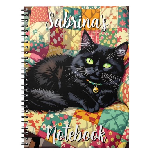 Schattigee zwarte kat op schommelstoel gepersonali notitieboek (Voorkant)