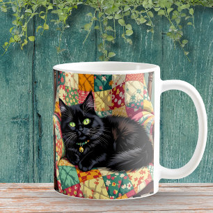 Schattigee zwarte kat op schommelstoel koffiemok