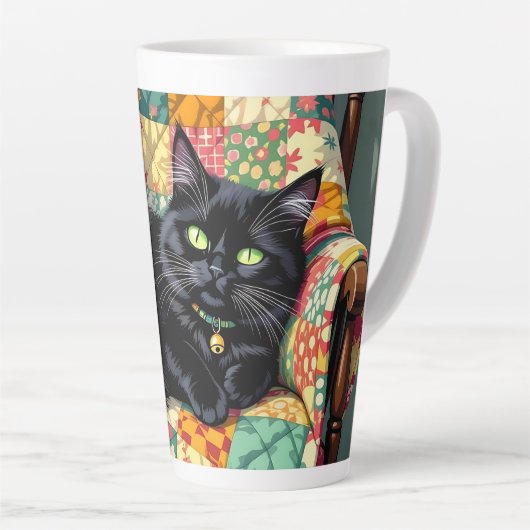 Schattigee zwarte kat op schommelstoel latte mok (Rechterhoek)