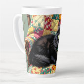 Schattigee zwarte kat op schommelstoel latte mok (Linkerhoek)