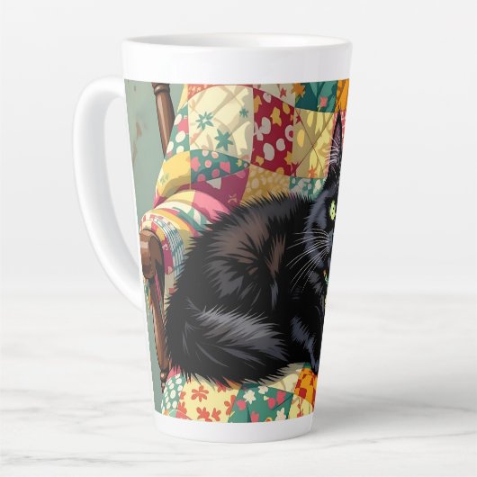 Schattigee zwarte kat op schommelstoel latte mok (Linkerhoek)