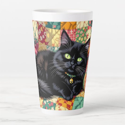 Schattigee zwarte kat op schommelstoel latte mok (Voorkant)